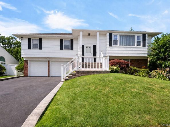 26 Acorn Lane, Plainview NY 11803