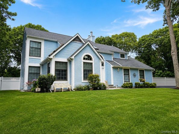3 Woodhollow Court, Medford NY 11763