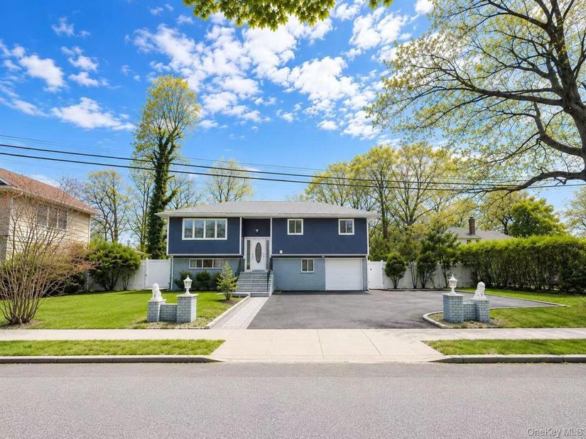18 Park Drive E, Syosset NY 11791