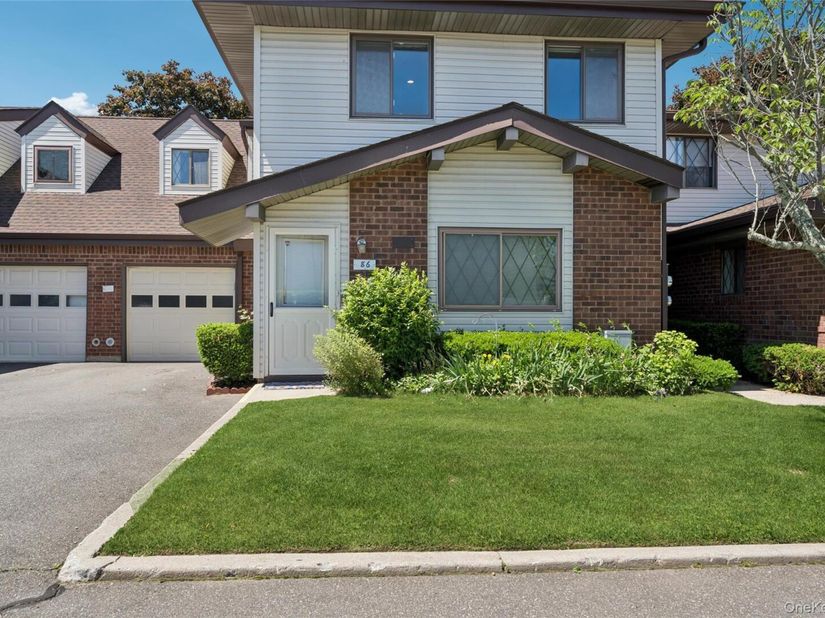 86 W Cambridge Drive W 86, Copiague NY 11726