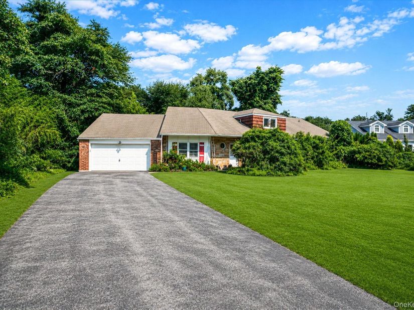 893 Gardiner Drive, Bay Shore NY 11706