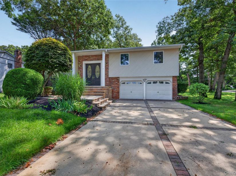 11 Penguin Lane, Commack NY 11725
