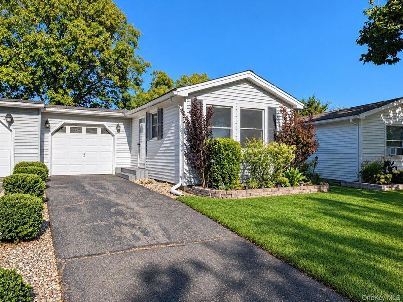 40 Greenwood Boulevard, Manorville NY 11949