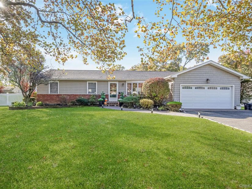 10 Ann Court, North Babylon NY 11703