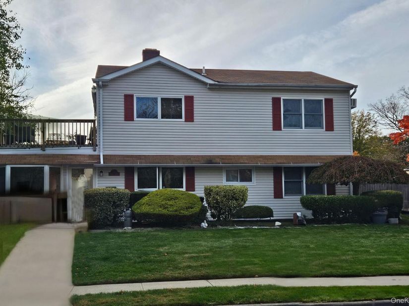 52 Angle Lane, Hicksville NY 11801