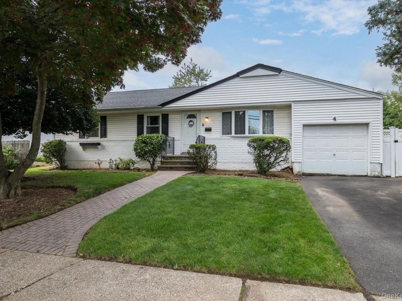4 Paula Drive, Farmingdale NY 11735
