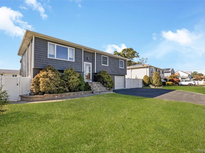 655 Molloy Street, Copiague NY 11726