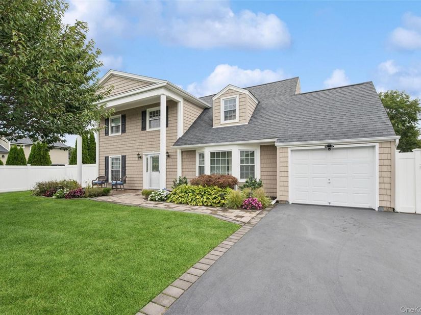 181 Cirrus Road, Holbrook NY 11741