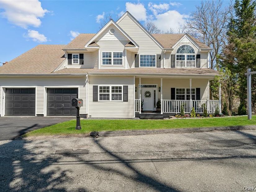 33 Potter Lane, Halesite NY 11743