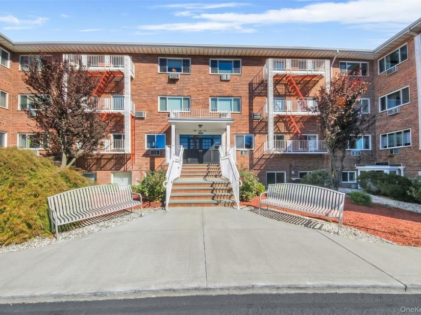838 Pelhamdale Avenue 2P, New Rochelle NY 10801