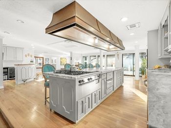 758 W 42nd Street