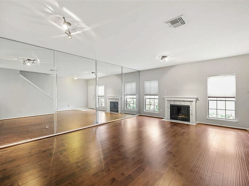 3042 Holly Hall Street 3042, Houston TX 77054