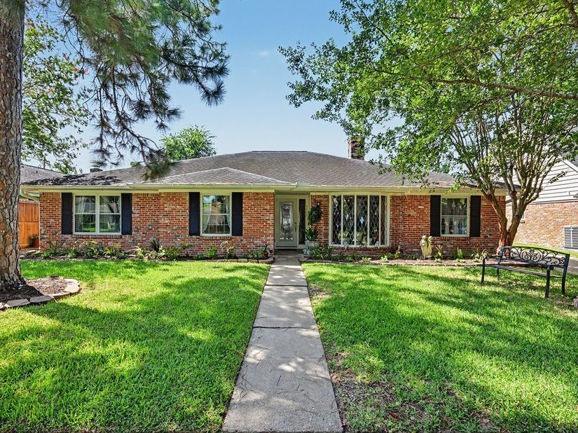 7719 Burning Hills Drive, Houston TX 77071
