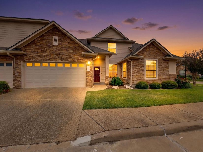 13933 Ashton Woods CIR 71, Austin TX 78727