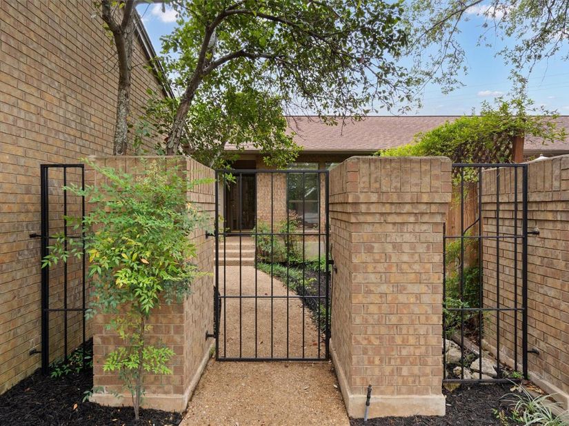 5724 N Scout Island Cir, Austin TX 78731