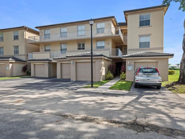 2060 Greenview Shores Boulevard 323, Wellington FL 33414