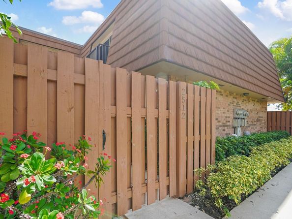 2512 Camelot Ct, Cooper City FL 33026