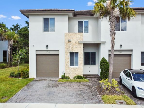 1710 Pioneer Way, Royal Palm Beach FL 33411