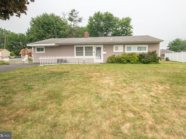 51 Serpentine Lane, Levittown PA 19055
