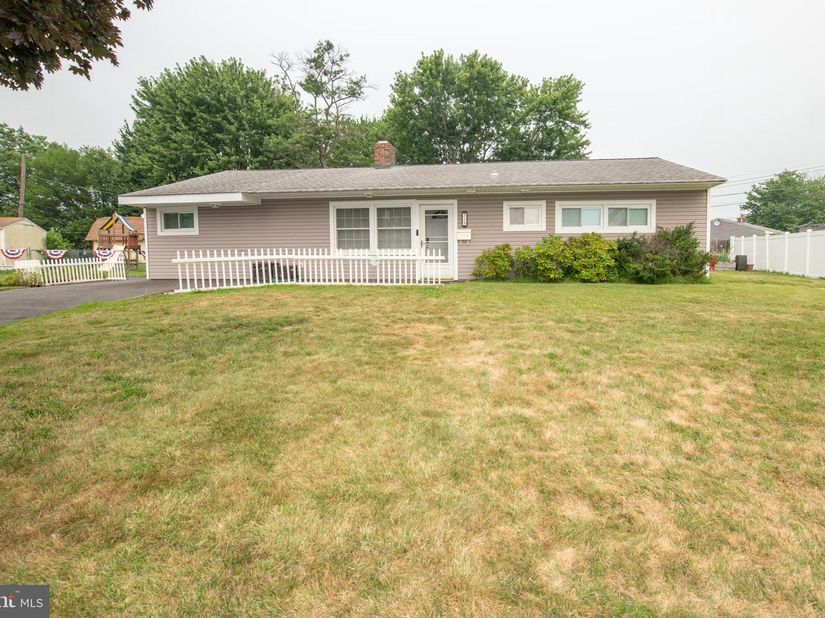 51 Serpentine Lane, Levittown PA 19055
