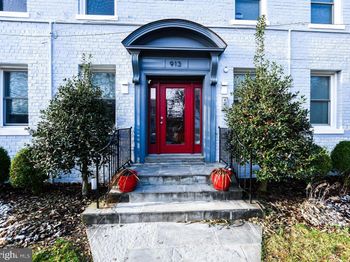 913 Quincy Street NE