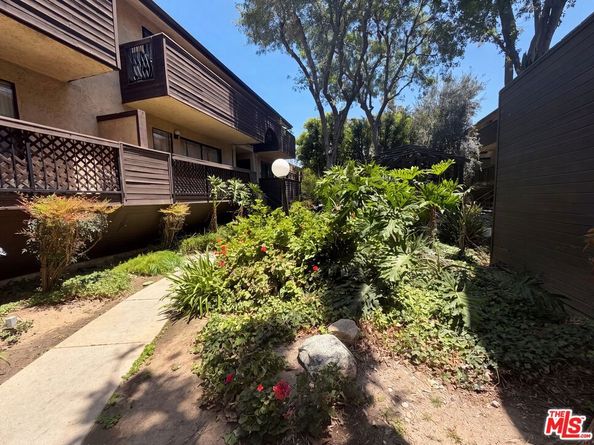 7300 Corbin Avenue M, Reseda CA 91335