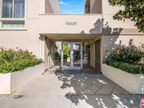 10609 Bloomfield Street 305, Toluca Lake CA 91602