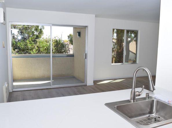 955 Shorepoint Ct 110, Alameda CA 94501