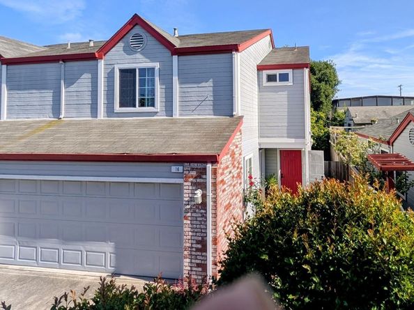 16 Town Sq PL, Oakland CA 94603