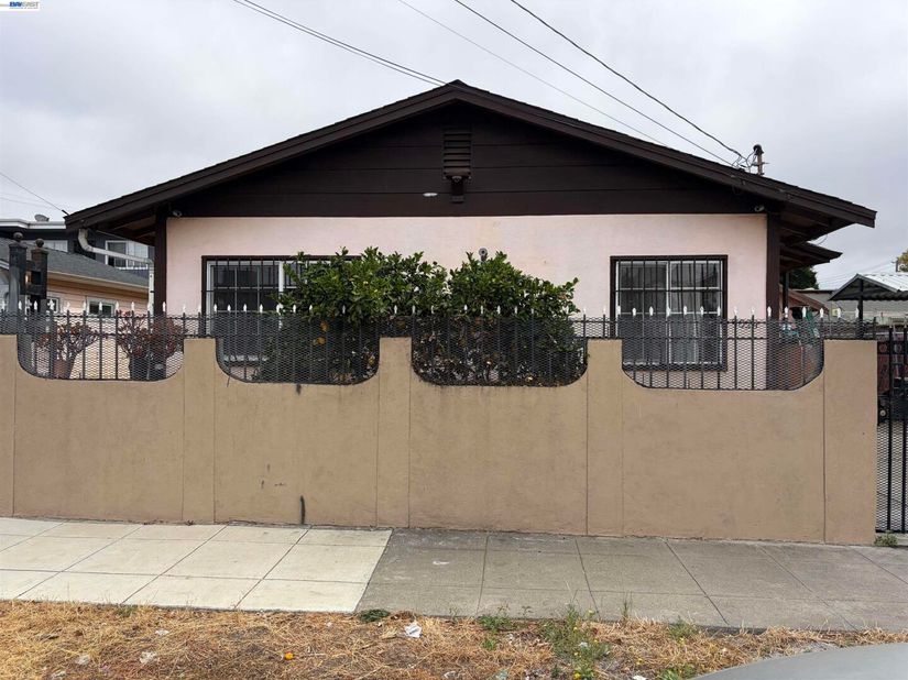 9024 Olive St, Oakland CA 94603