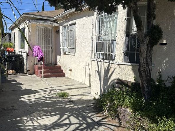 8611 Elm Street, Los Angeles CA 90002