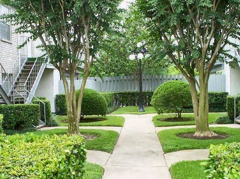 8787 Brae Acres Road 605, Houston TX 77074