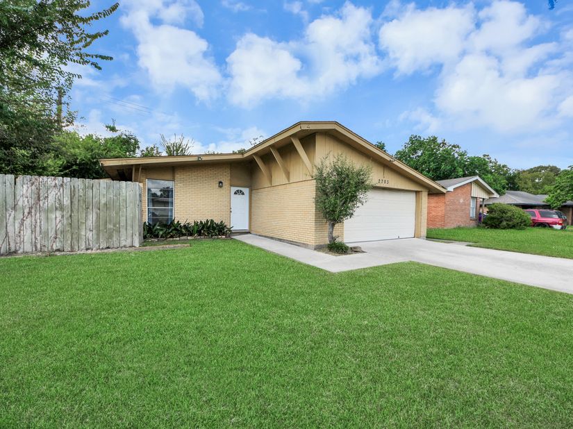 2703 Knotty Oaks Trail, Houston TX 77045