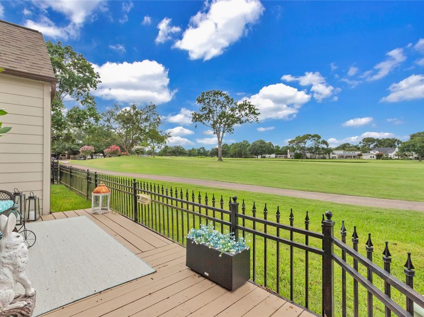7631 Ameswood Road, Houston TX 77095