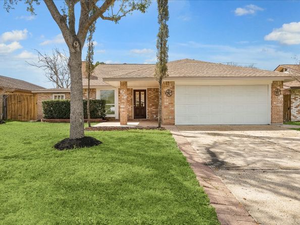 8703 Twisting Vine Lane, Houston TX 77040
