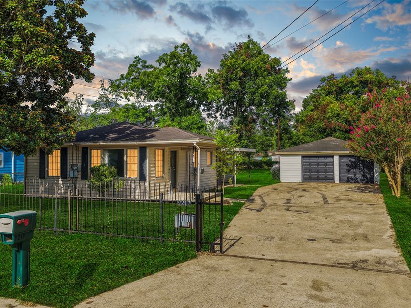9217 Camay Drive, Houston TX 77016