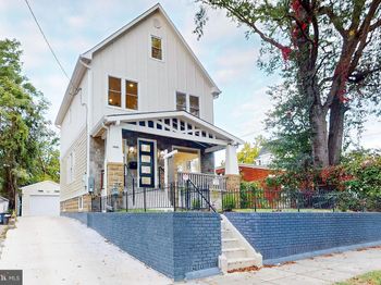 2806 Franklin Street NE