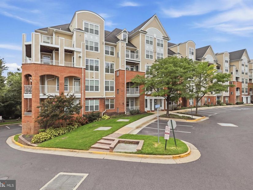 8181 Carnegie Hall Court 203, Vienna VA 22180