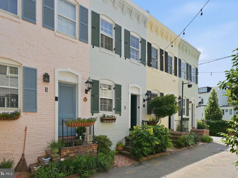 5 Pomander Walk NW, Washington DC 20007