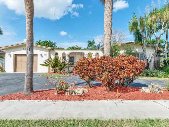 9611 NW 3rd St, Pembroke Pines FL 33024