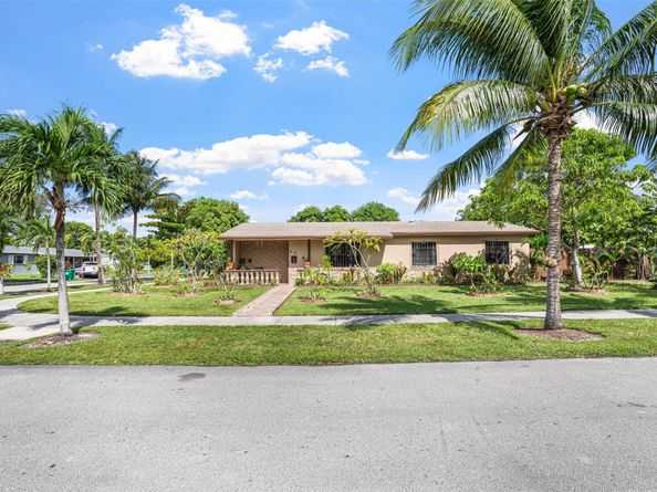 45 NE 212th St, Miami FL 33179