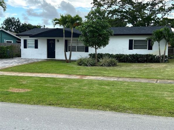 560 SW 14th St, Deerfield Beach FL 33441