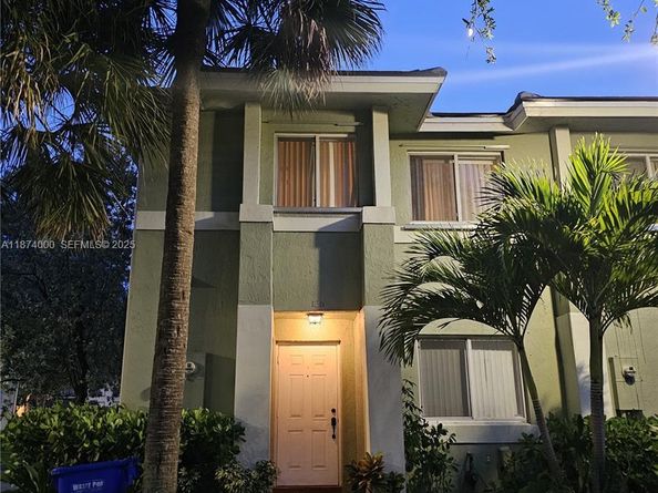 126 Hidden Ct Road 27D, Hollywood FL 33023