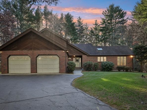 12 Surrey Dr, Lakeville MA 02347