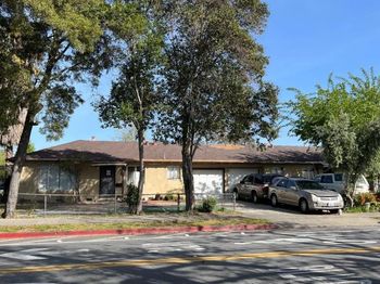 1011 E San Antonio Street
