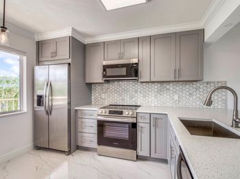 6795 Huntington Lane