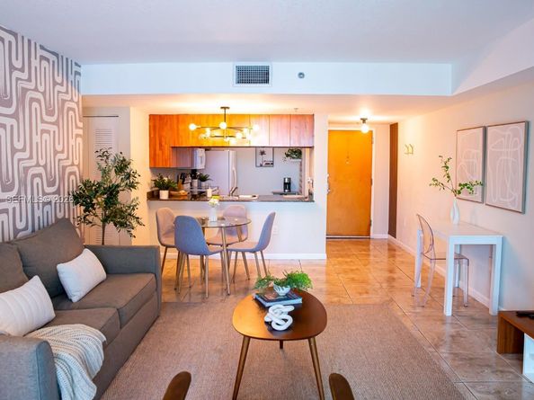 1200 Brickell Bay Dr 3215, Miami FL 33131