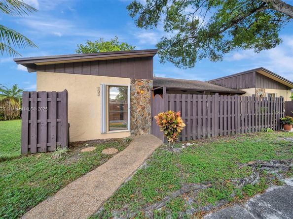 616 Briarwood Cir, Hollywood FL 33024