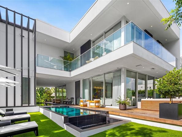 810 W 47th Ct - The Ritz Carlton Miami Beach, Miami Beach FL 33140