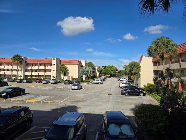 2831 E Sunrise Lakes Dr 208, Sunrise FL 33322